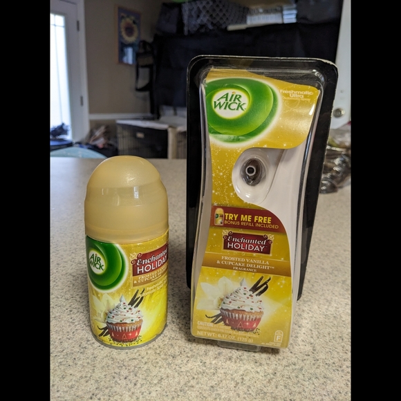 Unused Air Wick Freshmatic Ultra Spray Frosted Vanilla & Cupcake Delight - Picture 8 of 9